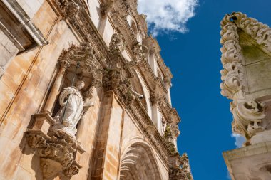 Alcobaca Manastırı 'na açılan barok portalın mimari ayrıntıları, 1989' dan beri UNESCO 'nun dünya mirası, Portekiz