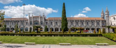 Portekiz, Lizbon 'daki ünlü Jeronimos manastırının ön cephesi ve ana girişi, bir manueline mimari başyapıtı.