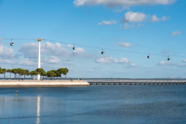 Lizbon, Portekiz 'deki uluslar parkındaki kablolu araba 1998 Dünya Sergisi' nin kalıntıları.
