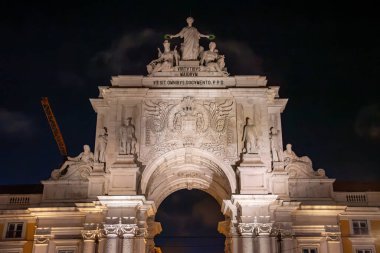 Iconic Arco da Rua Augusta, eski Lizbon kasabasında geceleyin, Portekiz