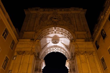 Iconic Arco da Rua Augusta, eski Lizbon kasabasında geceleyin, Portekiz