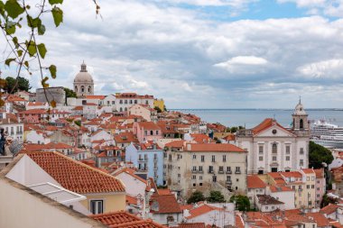 Lizbon 'un Alfama ilçesinin panoramik manzarası ve geniş Tajo nehri, Portekiz