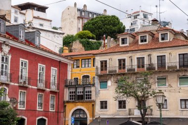 Lizbon, Portekiz 'in Alfama ilçesinde geleneksel resimli evler