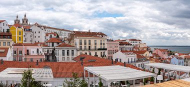 Lizbon 'un Alfama ilçesinin panoramik manzarası ve Portekiz' in Sao Vicente de Fora kilisesinin çan kuleleri