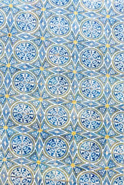 Eski Lizbon, Portekiz 'deki bir yerleşim yerinin cephesinde geleneksel alicatado seramik fayanslar.