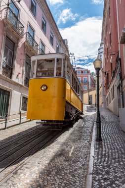 Eski kasaba Lizbon 'da Iconic Ascensor da Gloria, Portekiz' in ara sokaklarında dolanıyor.