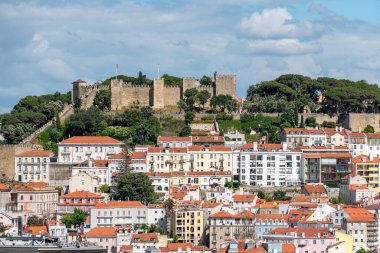 Lizbon 'daki Iconic kalesi Sao Jorge, Sao Pedro de Alcantara, Portekiz