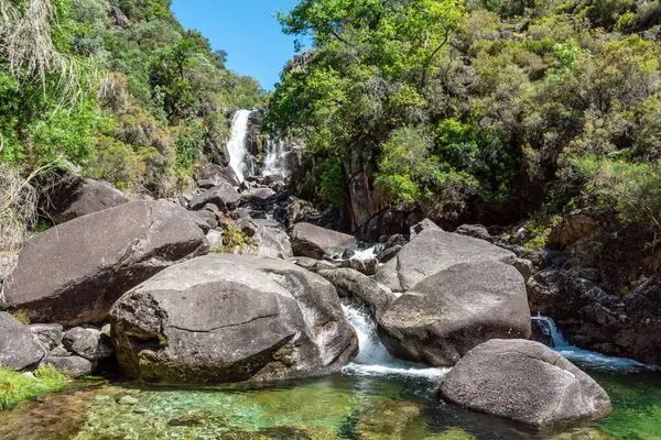 Portekiz, Peneda Geres Ulusal Parkı 'nda Serene Rajada şelalesi