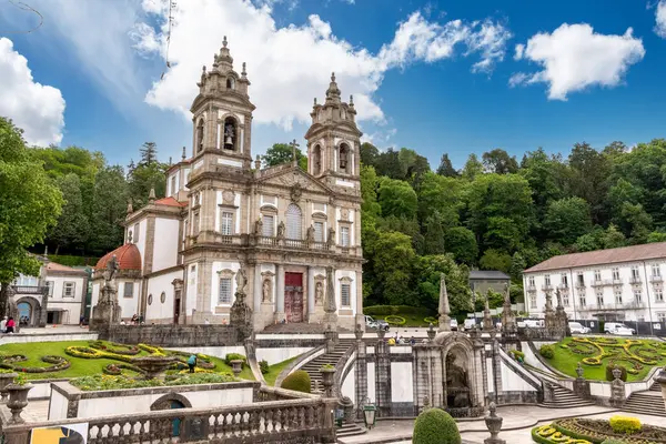 Ünlü barok bazilikası Bom Jesus do Monte in Braga, Portekiz, UNESCO dünya mirası bölgesi olarak listelenmiştir.