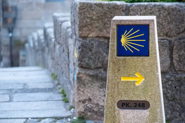 Aziz James 'in istikameti Santiago de Compostela katedraline giden yolu gösteren tipik bir işaret. Bu işaret Portekiz' in Porto katedralinde kalıyor.