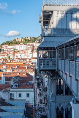 Lizbon ve Sao Jorge Şatosu 'nun muhteşem manzarası, Portekiz' in ünlü Elevador de Santa Justa şehrinden görüldü.