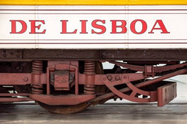 Portekiz 'deki tarihi Lizbon tramvayının resmi.