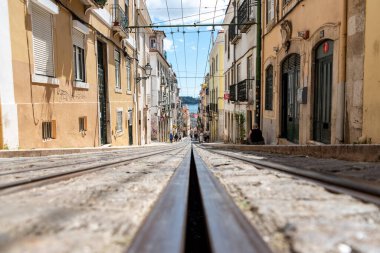 Portekiz 'in Lizbon kentindeki Bica de Duarte Belo caddesinde yükseltici izleri var.