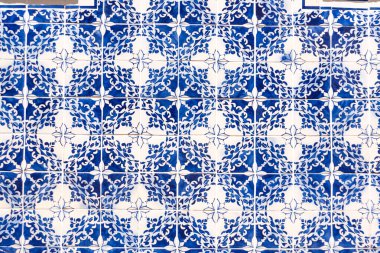 Eski Lizbon, Portekiz 'deki bir yerleşim yerinin cephesinde geleneksel alicatado seramik fayanslar.