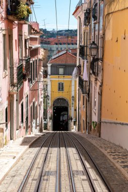 Portekiz 'in Lizbon kentindeki Bica de Duarte Belo caddesinde yükseltici izleri var.