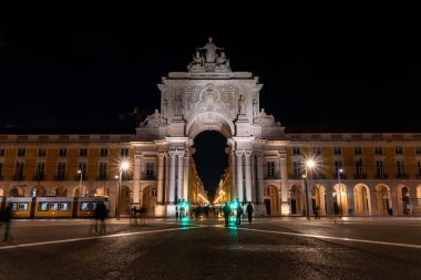 İkonik ticaret meydanı ve geceleri Rua Augusta Kemeri, Portekiz