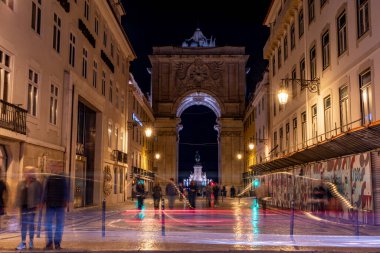 İkonik ticaret meydanı ve geceleri Rua Augusta Kemeri, Portekiz