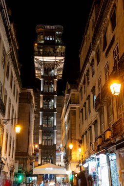 Lizbon, Portekiz 'de gece Iconic Santa Justa asansörü