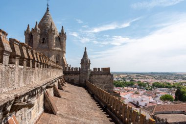 Gotik Evora katedralinin çatı manzarası, Portekiz