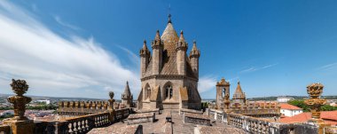 Gotik Evora katedralinin çatı manzarası, Portekiz