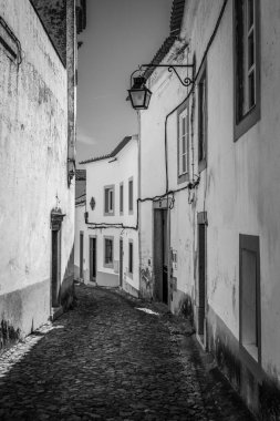 Portekiz 'in Evora şehrindeki ortaçağ şehir merkezinde terk edilmiş Freiria de Cima sokağı.
