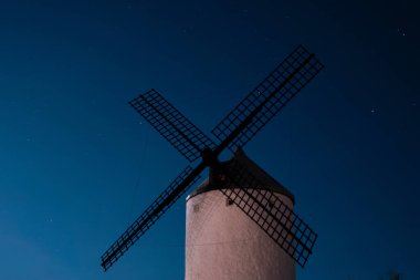 İspanya, Consuegra 'daki ünlü tarihi yel değirmenleri