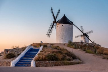 İspanya 'nın başkenti Consuegra' da Cervantes 'in Don Quichotte adlı romanından bilinen ikonik rüzgar değirmenleri.