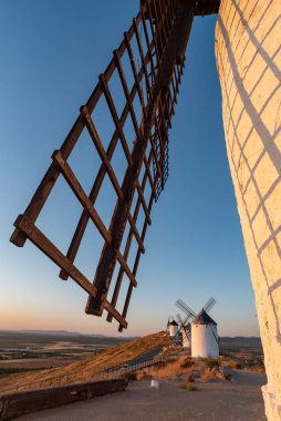 İspanya 'nın başkenti Consuegra' da Cervantes 'in Don Quichotte adlı romanından bilinen ikonik rüzgar değirmenleri.