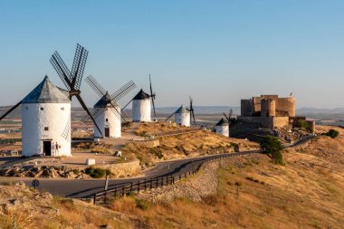 İspanya 'nın başkenti Consuegra' da Cervantes 'in Don Quichotte romanından bilinen ikonik tarihi rüzgar değirmenleri.