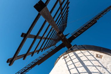 İspanya 'nın başkenti Consuegra' da, Cervantes 'in Don Quichotte romanından bilinen tarihi bir rüzgar değirmeninin yakın görüntüsü.