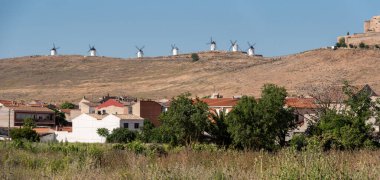 Consuegra köyü ve tepedeki ikonik eski yel değirmenleri ve şato, İspanya