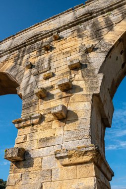Fransa 'nın ünlü Roma su kemeri Pont du Gard' ın mimari ayrıntıları