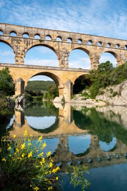 Roma 'nın ünlü su kemeri Pont du Gard Nehri' nde yansıyor, Fransa