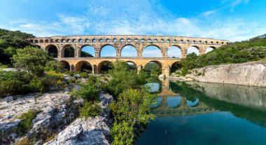 Roma 'nın ünlü su kemeri Pont du Gard Nehri' nde yansıyor, Fransa