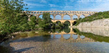 Roma 'nın ünlü su kemeri Pont du Gard Nehri' nde yansıyor, Fransa