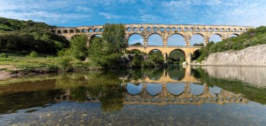 Roma 'nın ünlü su kemeri Pont du Gard Nehri' nde yansıyor, Fransa