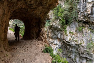 Kuzey İspanya 'da Asturias' taki Rebecos köprüsü yakınlarındaki Picos de Europa dağlarında, pitoresk Cares 'da yürüyüş yapan bir kadın turist.