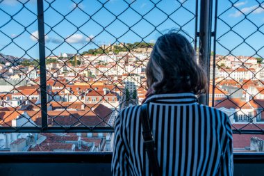 Portekiz, Lizbon 'daki Elevador de Santa Justa' nın manzarasından keyif alan genç bir kadın.