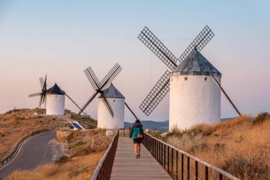 İspanya 'nın başkenti Consuegra' da Cervantes 'in Don Quichotte adlı romanından bilinen ikonik rüzgar değirmenleri.