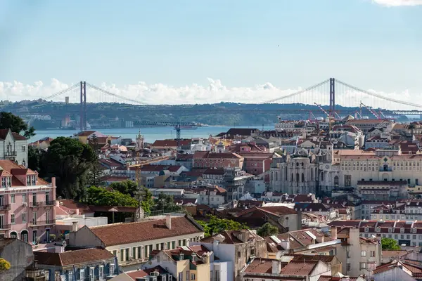 Lizbon manzaralı gökyüzü Grace bahçesinden ya da Portekiz Jardim da Graca 'dan