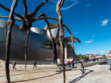 Bilbao, İspanya - Mai 16, 2024 - Bilbao 'daki Guggenheim Müzesi' nin ve İspanya 'daki büyük örümcek heykeli olan Maman' ın açık hava alanlarını keşfetmek
