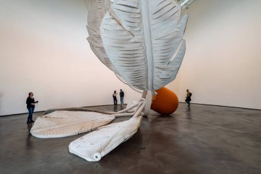 Bilbao, İspanya - Mai 16, 2024 - Claes Oldenburg tarafından yaratılan Bask bölgesindeki Bilbao Guggenheim Müzesi 'nde dev bir mekik horozu heykelini izleyen ziyaretçiler