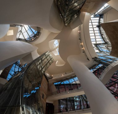 Bilbao, İspanya - Mai 16, 2024 - Frank Gehry tarafından tasarlanan Bilbao, Bask ülkesindeki Guggenheim Müzesinin İkonik tavanı