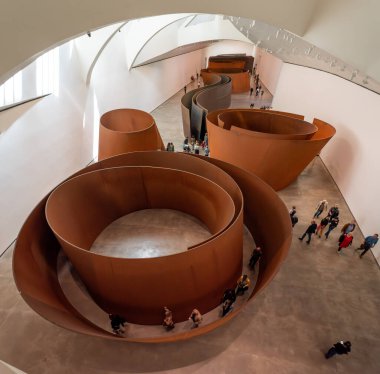 Bilbao, İspanya - Mai 16, 2024 - Richard Serra tarafından tasarlanan ve İspanya 'nın Bilbao kentindeki Guggenheim Müzesi' nde sergilenen devasa çelik heykel
