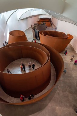 Bilbao, İspanya - Mai 16, 2024 - Richard Serra tarafından tasarlanan ve İspanya 'nın Bilbao kentindeki Guggenheim Müzesi' nde sergilenen devasa çelik heykel