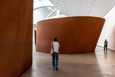Bilbao, İspanya - Mai 16, 2024 - Sanatçı Richard Serra tarafından tasarlanan ve İspanya 'nın Bilbao kentindeki Guggenheim Müzesi' nde sergilenen devasa çelik heykel