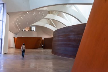 Bilbao, İspanya - Mai 16, 2024 - Sanatçı Richard Serra tarafından tasarlanan ve İspanya 'nın Bilbao kentindeki Guggenheim Müzesi' nde sergilenen devasa çelik heykel