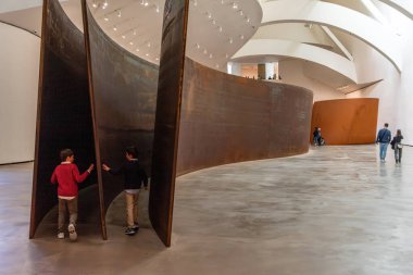Bilbao, İspanya - Mai 16, 2024 - Sanatçı Richard Serra tarafından tasarlanan ve İspanya 'nın Bilbao kentindeki Guggenheim Müzesi' nde sergilenen devasa çelik heykel