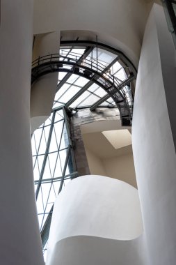 Bilbao, İspanya - Mai 16, 2024 - Frank Gehry tarafından tasarlanan Bilbao, Bask ülkesindeki Guggenheim Müzesinin İkonik tavanı
