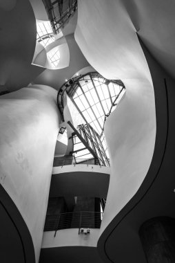 Bilbao, İspanya - Mai 16, 2024 - Frank Gehry tarafından tasarlanan Bilbao, Bask ülkesindeki Guggenheim Müzesinin İkonik tavanı